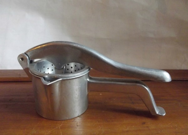 7. Этот предмет и сегодня используют многие любители советских изобретений. Ведь это же...