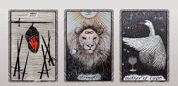 Посмотрите на эти три карты и интуитивно выберите ту, которая понравилась вам больше всего: