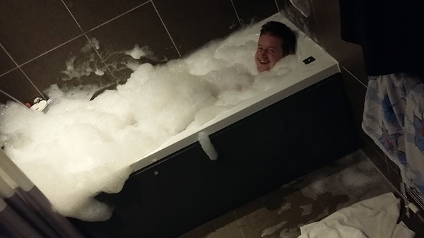 3. Девушка этого весельчака услышала хихиканье из ванной комнаты, открыла дверь и застала своего парня кайфующим в горе пены. 🛁