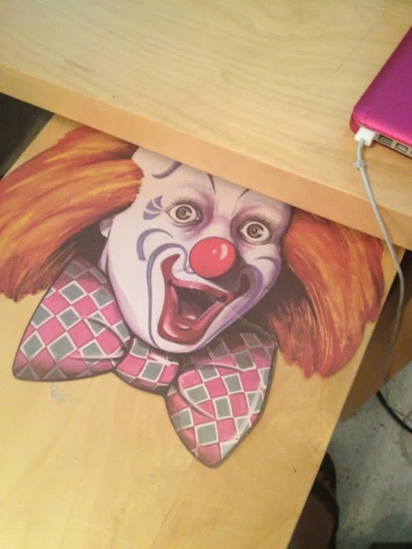 9. А этот остряк любит пощекотать нервишки своей любимой.