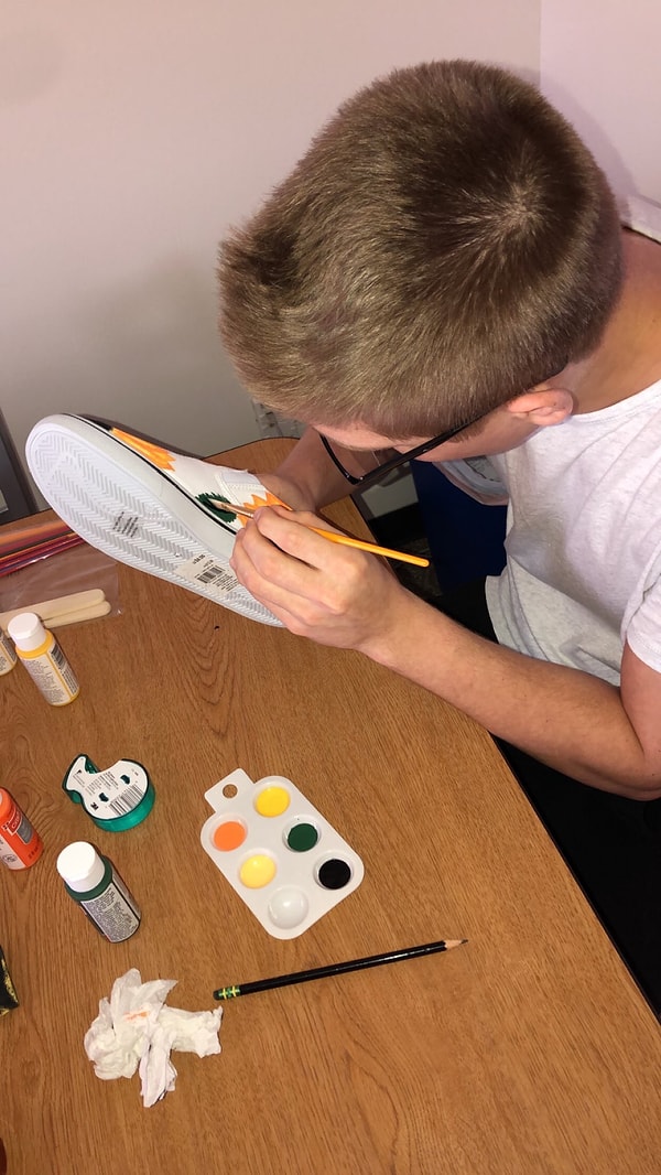 13. Но никто не сравнится с этим милым парнем, который вручную расписывает кеды для своей любимой!