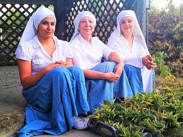 Bir grup rahibe, manastırı dönüştürdükleri uluslararası kenevir merkezi sayesinde yılda 850 bin pound kazanıyorlar.