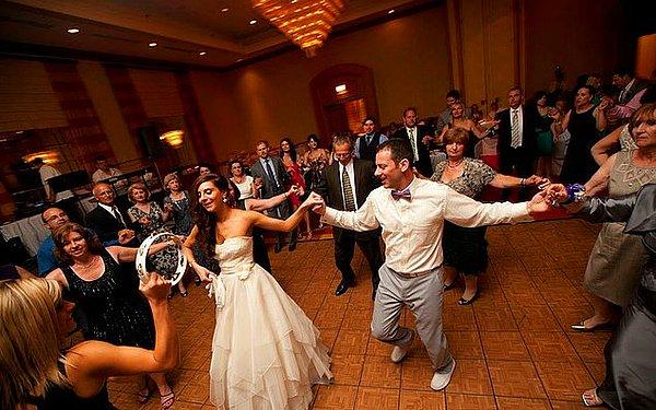 7. Özellikle düğünlerde baskı yaşanır, dans etmek istemeyen birini zorlamayın.