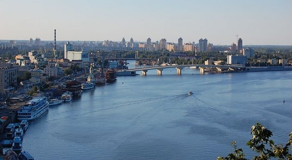 10. Куда впадает река Днепр?