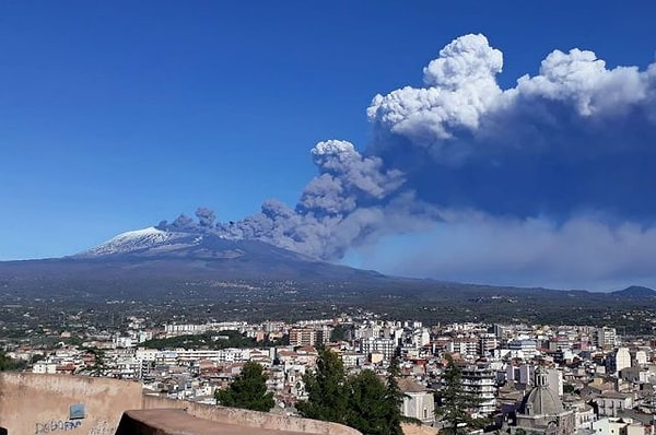 5. Вулкан Этна расположен...