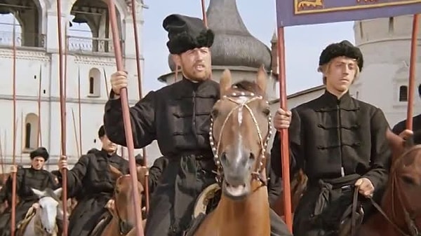 7. Куда капали слезы из ясных глаз Маруси в песне из фильма "Иван Васильевич"?