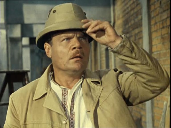 9. Кем по профессии был М.Пуговкин в "Операции Ы"?