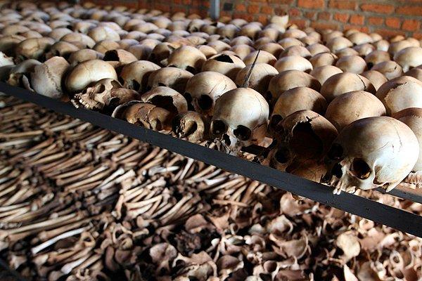 24. 2012 yılında Ruanda'nın başkenti Kigali'de en az 15 seks işçisini ve tanıkları öldüren kimliği belirsiz bir seri katil (veya katiller): "Kigali Ripper"