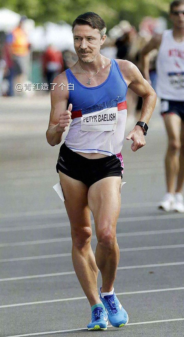 #1 Лорд Бейлиш во время забега присматривает себе цыпочек на работу в бордель.