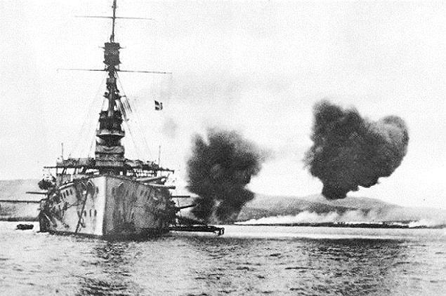 1915 - İngiliz - Fransız kuvvetleri, Çanakkale'ye çıkarma harekatı başlattı. Kara savaşları başladı.