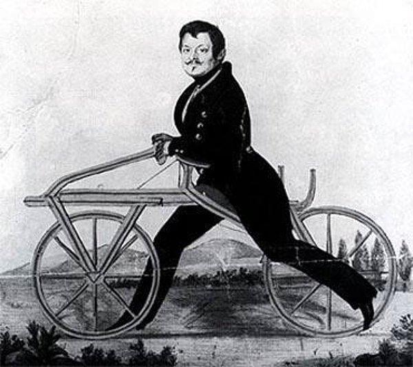 Drais, 1817 yılında aracı 14 km boyunca kullandı ve 1818 yılında Paris’te sergiledi. Von Drais aracının patentini aldı, ancak kısa sürede kopyaları Avusturya, Birleşik Krallık, İtalya ve Amerika Birleşik Devletleri gibi pek çok ülkede türedi.
