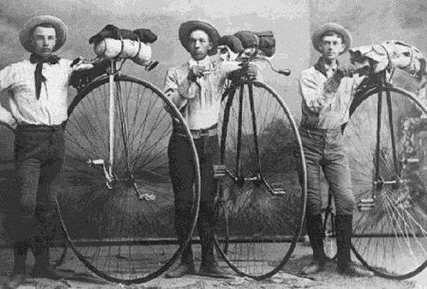 Daha sonra Pierre ve Ernest Michaux adında baba-oğul iki Fransız Draisienne’nin ön tekerlek göbeğine pedal taktılar. İşte bu olay, gerçek bisikletin doğuşuydu. Böylece aracı sürerken insan enerjisinden düzgün bir biçimde yararlanmak mümkün oluyordu.