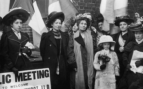 Birinci Dünya Savaşı'nın gelişiyle Emmeline ve büyük kızı Christabel Britanya hükümetinin Almanya karşısındaki gücünü desteklemek için oy hakkı militanlığına son verilmesini istedi.