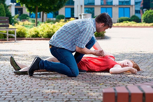 1. Что вы сделаете, если ваш друг упадёт посреди улицы?