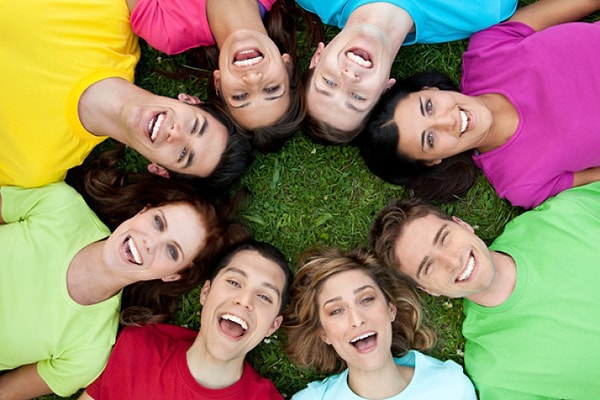 9. Допустим, вы оказались в компании незнакомых людей. Двое в ней тайно встречаются. Сможете определить, у кого роман?