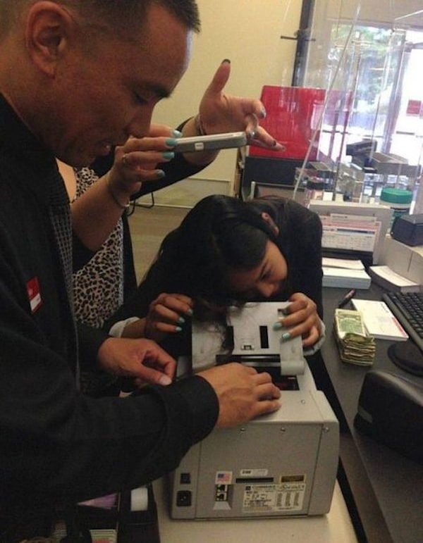 10. Волосы девушки застряли в счетной машинке для денег