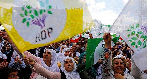 Erdoğan'ın bu sözlerinin ardından bir gazeteci, "HDP'nin kapatılması için bir girişim olacak mı?" diye sordu.