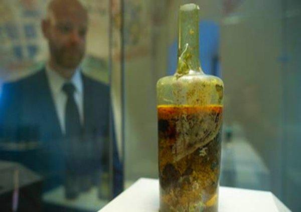 11. Bilinen en eski açılmamış şarap şişesi 1650 yıllık bir Roma mezarında bulundu.