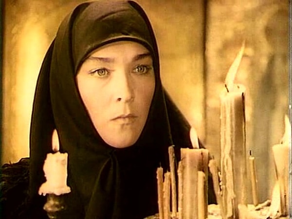 2. Какое было настоящее имя Пистимеи в сериале "Тени исчезают в полдень"?