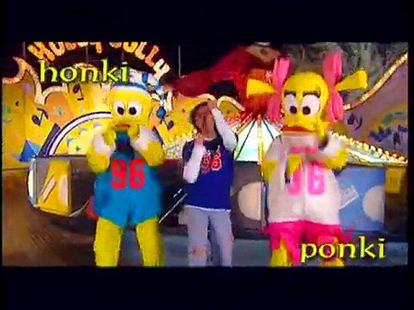 Faruk K ilk olarak Azar Azar şarkısı ile piyasaya çıkmış, sonra da Honki Ponki Torino şarkısı ile bizim zavallı küçük beyinlerimize kazınmıştı. Lunapark'ta ördeklerle birlikte dans ettiği klibinden bahsetmiyorum bile:)))
