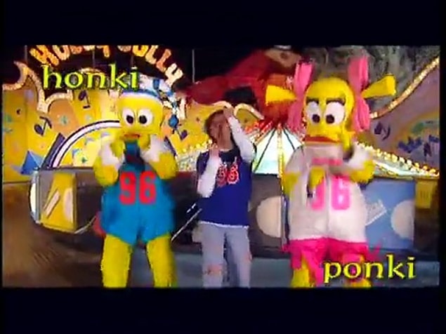 Faruk K ilk olarak Azar Azar şarkısı ile piyasaya çıkmış, sonra da Honki Ponki Torino şarkısı ile bizim zavallı küçük beyinlerimize kazınmıştı. Lunapark'ta ördeklerle birlikte dans ettiği klibinden bahsetmiyorum bile:)))