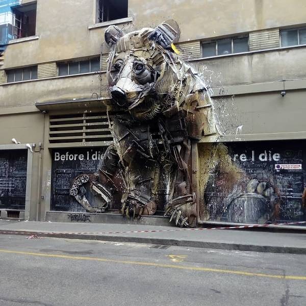 11. Еще одна уличная установка, которая была построена с использованием мусора