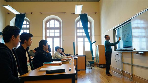 "Binlerce aile çocuğunu lise için yurt dışına gönderme telaşında"