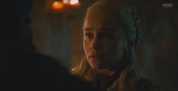 Jon'un tahtın gerçek varisi olduğunu söylemesi Daenerys'i  "Acaba bir manipülasyonun içinde miyim?" sorusuna itti gibi.