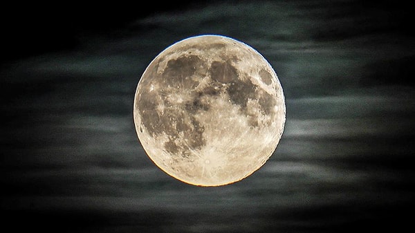 3. Внутренность Луны заполнена расплавленным железом