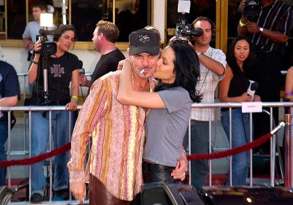 5. Angeline Jolie ve eski sevgilisi Billy Bob Rhornton içerisinde birbirlerine ait kan olan kolyeler takıyorlardı.