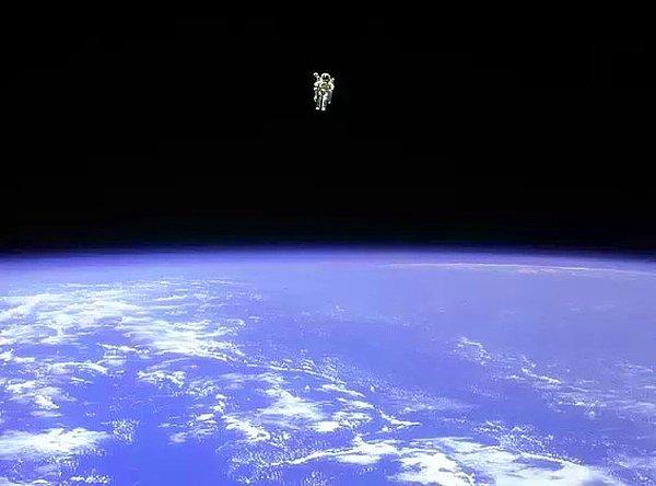 11. Kordon yardımı almadan uzay yürüyüşü yapan ilk astronot, Bruce McCandless.