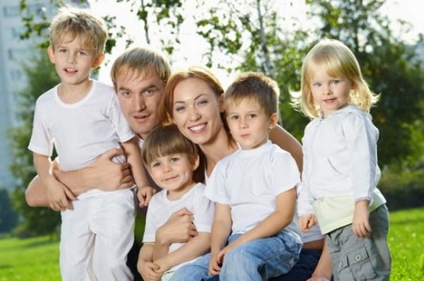 15. После рождения какого по счету ребенка в России семью признают многодетной?