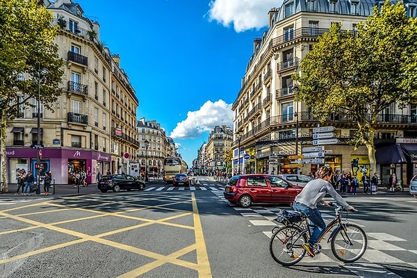 9. Эта страна является самой посещаемой в мире. К тому же она имеет самое большое количество часовых поясов - 12.