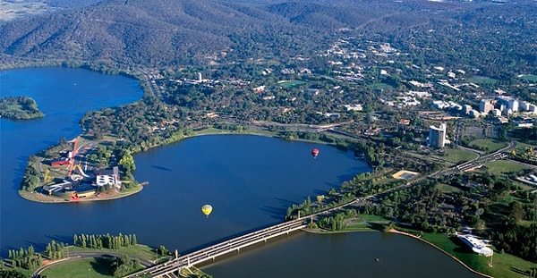 3. Это шестая по величине страна в мире. Столица государства была создана в 1908 году в качестве компромисса, когда два крупнейших города не смогли договориться, кто из них станет центром.