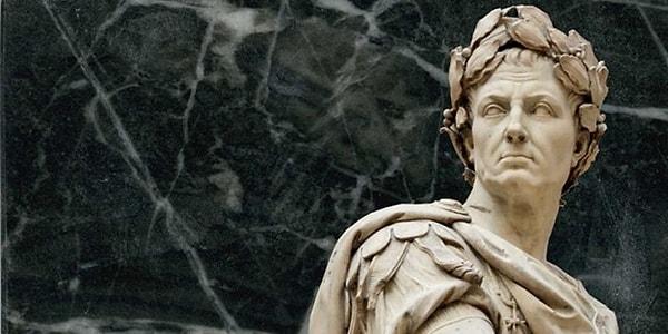 Jül Sezar o dönem siyasi başarı için çabalıyordu.