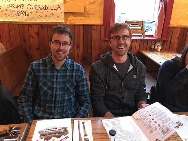 15. «Двое моих друзей – двойники. Они жили в 700 милях друг от друга, но оба переехали в Денвер. Теперь они вместе путешествуют».