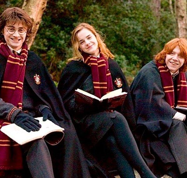 11. Harry Potter ve silah arkadaşları film setinde gerçek hayattaki ödevlerini yapıyorlardı.