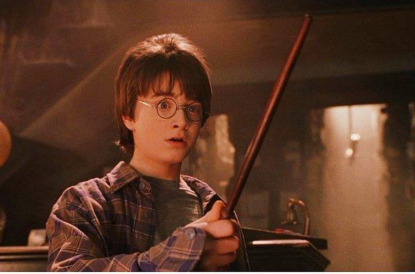 12. Daniel Radcliffe film serisi bitene kadar birçok asa ve gözlük kullandı.