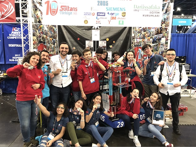 Darüşşafaka ekibi, robot Tenten ile objektiflere bu zafer pozunu verdi.