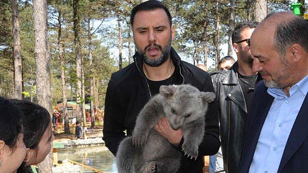 Alişan, geçtiğimiz gün İstanbul'da 450 hayvanın bulunduğu bir hayvanat bahçesinin açılışına katıldı.