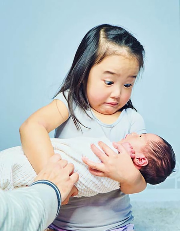 8. «Реакция дочери на то, что мы дали подержать ей сестренку, которая оказалась гораздо тяжелее куклы»