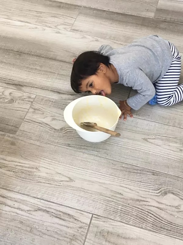 24. «Сказала племяннице, что если она будет вести себя хорошо пока я пеку печенья, дам ей облизать миску»