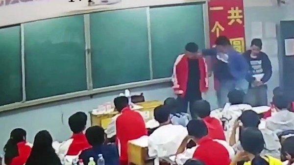 Çin'in Yunnan vilayetindeki Xuanwei Ortaokulunda bir öğretmen öğrencilerini derste konuştukları ve yemek yedikleri gerekçesiyle Kung-Fu tekniği kullanarak arkadaşlarının gözleri önünde dövdü.
