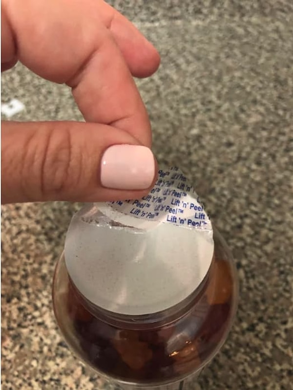 19. Когда защитная пленка на бутылке никак не хочет открываться.