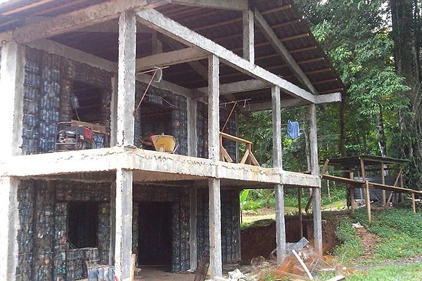 3. Роберт утверждает, что существует как минимум несколько способов повторного использования пластиковых бутылок в строительстве.