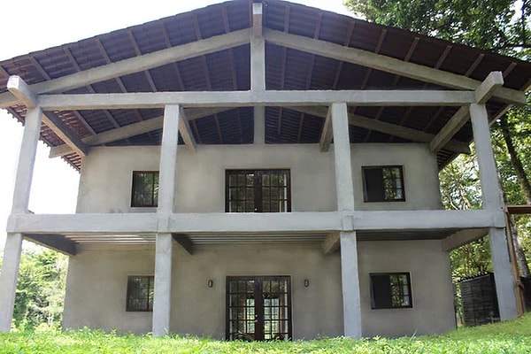 4. Да, это может не выглядеть так красиво во время строительства, но на самом деле в результате получаются вполне симпатичные дома, в которых даже можно жить (по утверждению предпринимателя-энтузиаста).