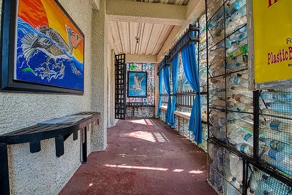 15. Для завершения строительства четырехэтажного замка потребовалось 2 года и 40 000 пустых бутылок. В нем даже есть королевский номер, бар и лаундж-зона!