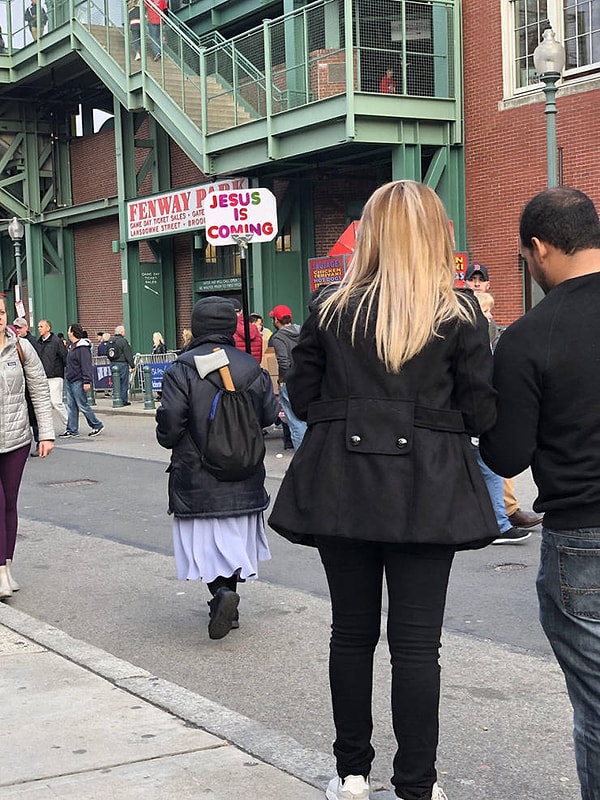 3. Что больше привлекло ваше внимание - топор или надпись?