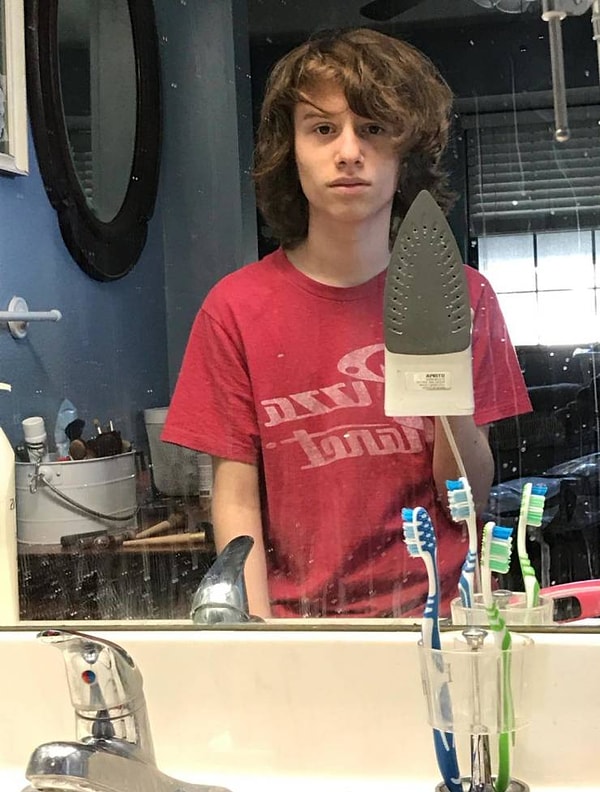 4. Да, этот парень сделал селфи при помощи утюга :)