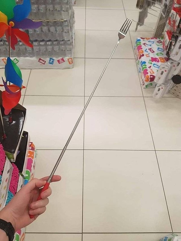 17. Если вдруг захочется стащить с тарелки соседа вкусняшку, вам на помощь вот такая вилка. Правда, при транспортировке могут возникнуть сложности